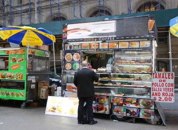Nowy Jork Maja 2018 Street Food Dostawcy Koszyka Manhattanie Istnieje — Zdjęcie stockowe
