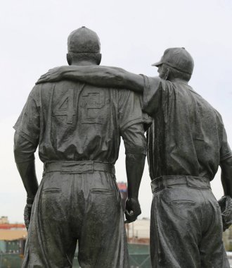 Brooklyn, New York - 5 Mayıs 2018: Jackie Robinson ve Pee Wee Reese heykeli Brooklyn'e Mcu basketbol sahası önünde
