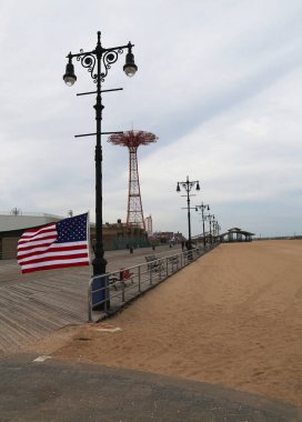 Brooklyn, New York - 5 Mayıs 2018: ünlü Coney Island Boardwalk Brooklyn'de. 1923'te inşa doğuşunu 2,51 millerce uzanıyor