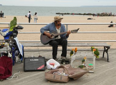 Brooklyn, New York - 5 Mayıs 2018: Sokak müzisyen Coney Island Boardwalk Brooklyn, New York, gerçekleştirir