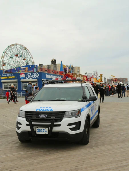 ブルックリン ニューヨーク 2018 ニューヨーク市警車両提供 Brooklyn ニューヨーク市警 1845 年設立のコニーアイランド遊歩道でセキュリティは米国で最大の警察 — ストック写真