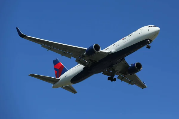 Nueva York Mayo 2018 Delta Airlines Boeing 767 Desciende Para —  Fotos de Stock