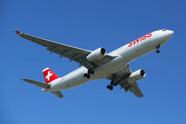 Nueva York Mayo 2018 Swiss Air Airbus A330 Descendiendo Para —  Fotos de Stock