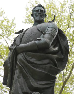 New York - 10 Mayıs 2018: Heykel İtalyan explorer ve navigator Giovanni da Verrazano Battery Park içinde. Amerika, Floransalı bir explorer Kral Francis hizmetinde olduğunu ben Fransa