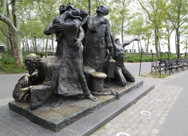 New York - 10 Mayıs 2018: Göçmenler anıt heykel Battery Park içinde. 1973 ve Amerika'ya gelen göçmenler adanmış sanatçı Luis Sanguino tarafından oluşturulduğu.