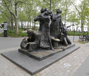 New York - 10 Mayıs 2018: Göçmenler anıt heykel Battery Park içinde. 1973 ve Amerika'ya gelen göçmenler adanmış sanatçı Luis Sanguino tarafından oluşturulduğu.