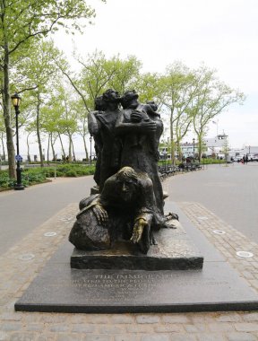 New York - 10 Mayıs 2018: Göçmenler anıt heykel Battery Park içinde. 1973 ve Amerika'ya gelen göçmenler adanmış sanatçı Luis Sanguino tarafından oluşturulduğu.