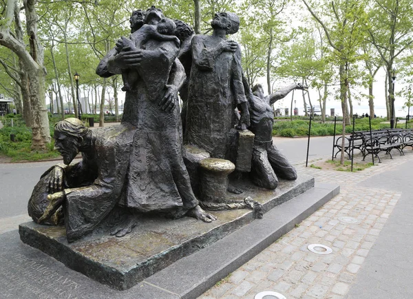 New York - 10 Mayıs 2018: Göçmenler anıt heykel Battery Park içinde. 1973 ve Amerika'ya gelen göçmenler adanmış sanatçı Luis Sanguino tarafından oluşturulduğu.
