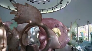 New York - 10 Mayıs 2018: aşağı Manhattan sanatın devlet Seaglass Carousel binmek Pil Park'ta. 30 büyük featuring yeni bir modern atlıkarınca Pil Park'ta Işıksaçan balık açtı