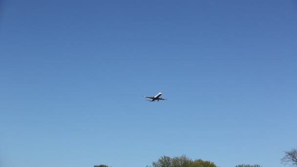 Nueva York Mayo 2018 Avión Jetblue Descendiendo Para Aterrizar Aeropuerto — Vídeo de stock