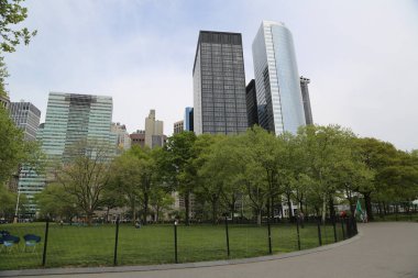New York - 10 Mayıs 2018: Pil Park'ta aşağı Manhattan görünüm