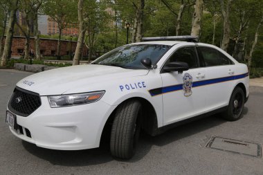 New York - 10 Mayıs 2018: Amerika Birleşik Devletleri Park polis güvenlik pil Park, aşağı Manhattan sağlar