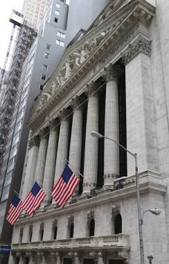 New York - 10 Mayıs 2018: New York Stock Exchange Manhattan. Dünyanın en büyük Menkul Kıymetler Borsası tarafından piyasa bize 16.613 trilyon dolar Mayıs 2013 itibariyle listelenen şirketlerinden gereğidir