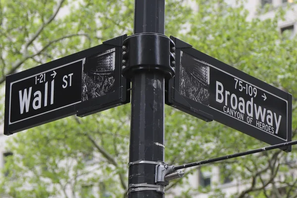 2018年5月10日 曼哈顿下城的华尔街和百老汇标志 — 图库照片