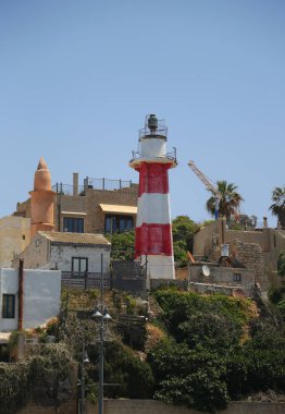 Tel Aviv - Yafa, İsrail - 29 Nisan 2017: Jaffa ışık Jaffa, İsrail için bir deniz feneri var. Eski Jaffa bağlantı noktası yukarıda bir tepenin üzerinde yer almaktadır