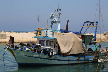 Tel Aviv - Yafa, İsrail - 29 Nisan 2017: balıkçı tekneleri Jaffa Port Akdeniz üzerinde eski şehir Yafa'nın, İsrail'yer alan