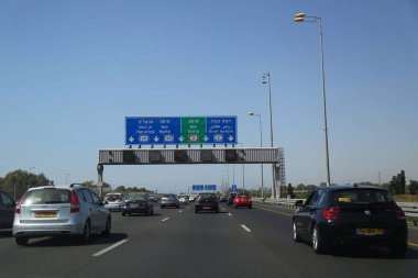Tel Aviv, İsrail - 29 Nisan 2017: Haifa yönü işaret karayolu 2, Tel Aviv, İsrail