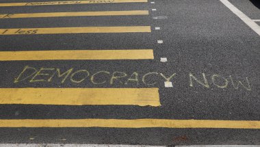 Hükümet karşıtı sloganlar protestocular tarafından Hong Kong 'un her yerine saçıldı.