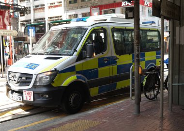 Hong Kong Şehri - 9 Kasım 2019: Hong Kong Polis Kuvveti arabası Hong Kong 'da güvenlik sağlıyor 