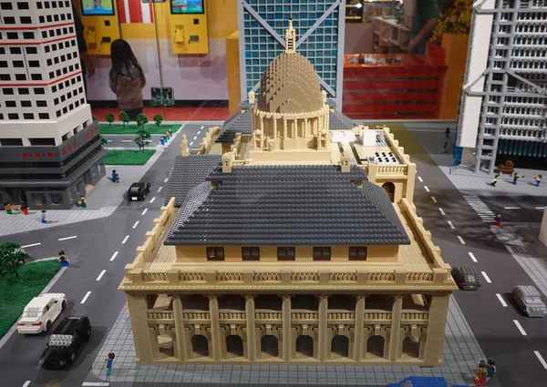 Hong Kong - 10 Kasım 2019: Viktorya Limanı, Hong Kong 'daki K11 Müze alışveriş merkezindeki Legoland Keşif Merkezi   