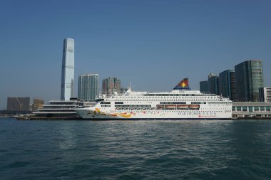 Hong Kong, 8 Kasım 2019, Hong Kong Limanı 'ndaki Star Balık yolcu gemisi. Sahibi Star Cruises ve Hong Kong 'dan kısa seyahatler yapıyor.