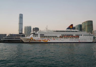 Hong Kong, 8 Kasım 2019, Hong Kong Limanı 'ndaki Star Balık yolcu gemisi. Sahibi Star Cruises ve Hong Kong 'dan kısa seyahatler yapıyor.