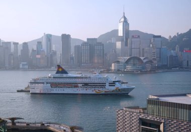 Hong Kong, 8 Kasım 2019, Hong Kong Limanı 'ndaki Star Balık yolcu gemisi. Sahibi Star Cruises ve Hong Kong 'dan kısa seyahatler yapıyor.