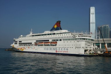 Hong Kong, 8 Kasım 2019, Hong Kong Limanı 'ndaki Star Balık yolcu gemisi. Sahibi Star Cruises ve Hong Kong 'dan kısa seyahatler yapıyor.