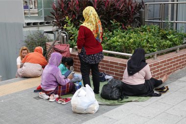 Hong Kong - 9 Kasım 2019: Kowloon Park, Hong Kong 'da Müslüman bir aile. Tsim Sha Tsui, Kowloon, Hong Kong 'da büyük bir parktır. 