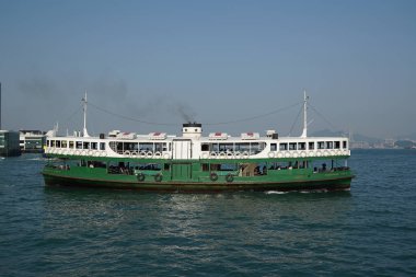 Hong Kong - 8 Kasım 2019: Hong Kong 'da Star Ferry. Star Ferry bir yolcu feribot operatörü ve turistik merkezdir. Ana rotaları Victoria Limanı 'ndan geçen yolcuları taşır.