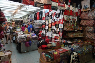 Hong Kong - 8 Kasım 2019: Ünlü Stanley Pazarı, Hong Kong 'daki Stanley Adası' nda bir sokak pazarıdır.