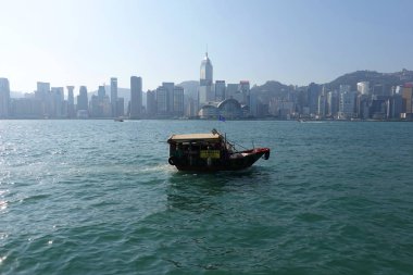Hong Kong - 10 Kasım 2019: Victoria Limanı, Hong Kong 'da balıkçı teknesi