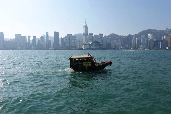 Hong Kong November 2019 Vissersboot Victoria Harbor Hong Kong — Stockfoto