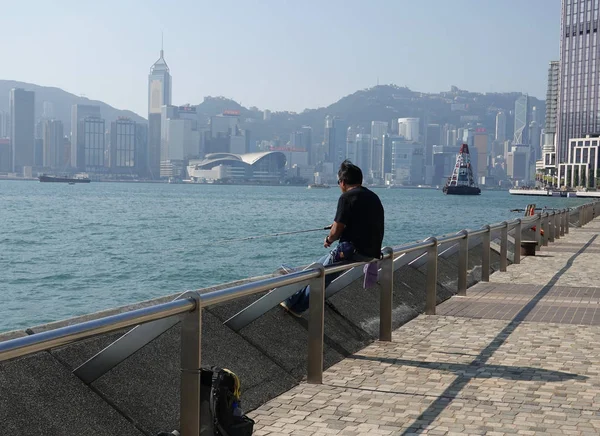 Hong Kong November 2019 Niet Geïdentificeerde Visser Aan Waterkant Van — Stockfoto