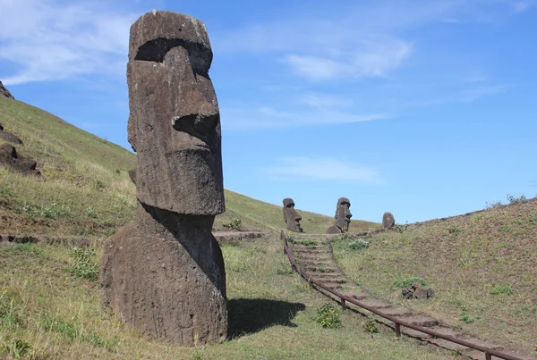 Moai Kamieniołomie Wyspa Wielkanocna Chile — Zdjęcie stockowe