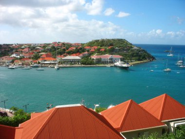 St. Barts, Fransız Batı Hint Adaları - 23 Ocak 2008: St. Barts, Fransız Batı Hint Adaları 'ndaki Gustavia Limanı' nın havadan görünüşü. Ada, kış tatili döneminde popüler bir turizm merkezidir.