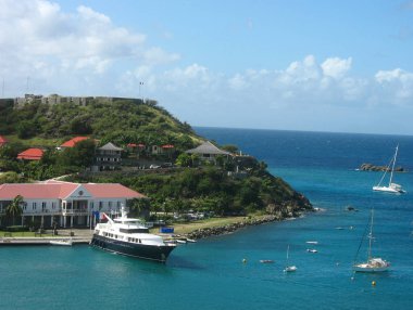 St. Barts, Fransız Batı Hint Adaları - 23 Ocak 2008: St. Barts, Fransız Batı Hint Adaları 'ndaki Gustavia Limanı' nın havadan görünüşü. Ada, kış tatili döneminde popüler bir turizm merkezidir.