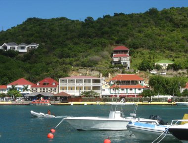 St. Barts, Fransız Batı Hint Adaları - 23 Ocak 2008: St. Barts, Fransız Batı Hint Adaları 'ndaki Gustavia Limanı. Ada, kış tatili döneminde popüler bir turizm merkezidir.