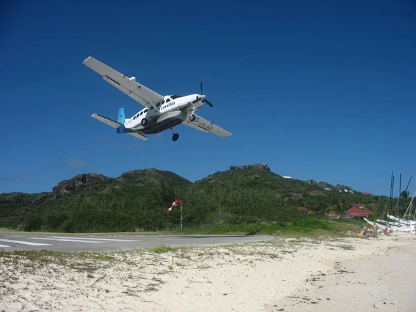 西インド諸島のセント バーツ空港 英語版 2008年1月24日 セント バーツ空港を離陸する航空機 聖バルツは豊かで有名な遊び場と考えられています — ストック写真