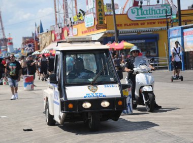 Brooklyn, New York - 19 Ağustos 2017 New York Polis Departmanı Brooklyn 'deki Coney Island Boardwalk' ta güvenlik sağlıyor. 1845 'te kurulan NYPD, Usa' daki en büyük polis teşkilatıdır. 