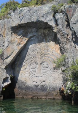 Taupo Gölü, Yeni Zelanda 'da Ngatoroirangi' nin Maori Koyu 'ndaki dev kaya oyması. Yeni Zelanda 'nın en sıra dışı çağdaş Maori sanat eserlerinden biridir.. 