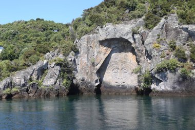 Taupo Gölü, Yeni Zelanda 'da Ngatoroirangi' nin Maori Koyu 'ndaki dev kaya oyması. Yeni Zelanda 'nın en sıra dışı çağdaş Maori sanat eserlerinden biridir.. 