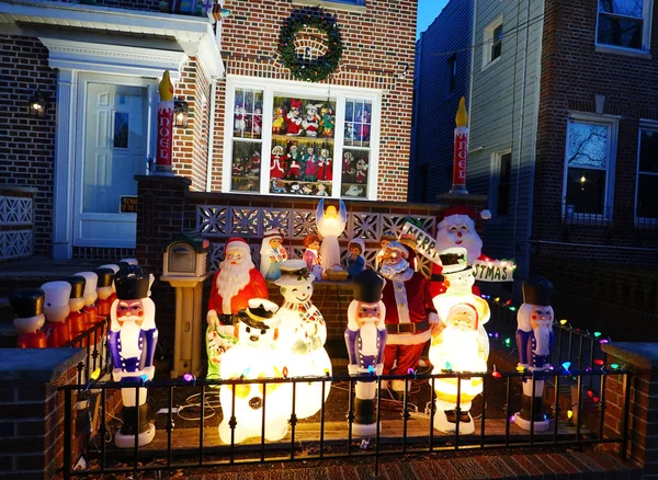 ニューヨーク州ブルックリン 2019年11月30日 ニューヨーク州ブルックリンでクリスマスハウスの装飾 — ストック写真