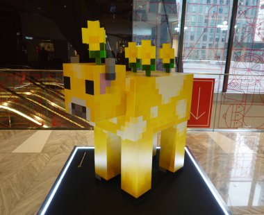 New York - 1 Aralık 2019: Moobloom New York 'taki Hudson Yards Mall' da bir Minecraft Earth heykeli 