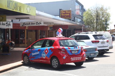 Rotorua, Yeni Zelanda - 2 Şubat 2019: Domino Pizza dağıtım arabası Rotorua, Yeni Zelanda 'da popüler Eat Street' te. Eat Street, Rotoruas 'ın şehirdeki en serin yerlerinden biridir..
