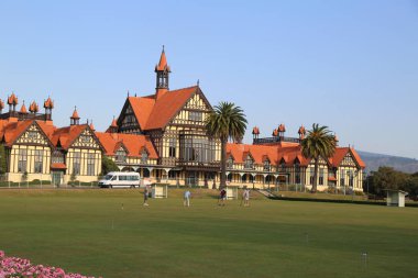 Yeni Zelanda 'daki Hükümet Bahçeleri' nin kereste çerçeveli Rotorua Müzesi 'nin, daha önce Hamam Evi' nin önü.