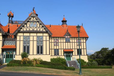 Yeni Zelanda 'daki Hükümet Bahçeleri' nin kereste çerçeveli Rotorua Müzesi 'nin, daha önce Hamam Evi' nin önü.