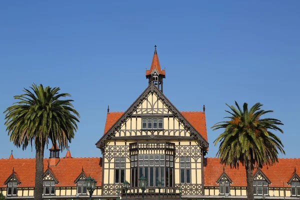 木材で囲まれたロトルア博物館 以前はバースハウス ニュージーランドの政府庭園からのフロントビュー — ストック写真