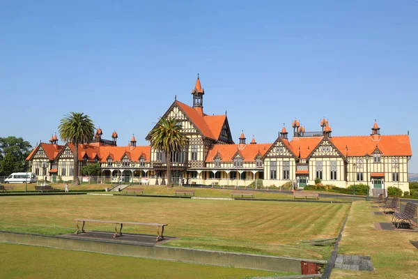 木材で囲まれたロトルア博物館 以前はバースハウス ニュージーランドの政府庭園からのフロントビュー — ストック写真