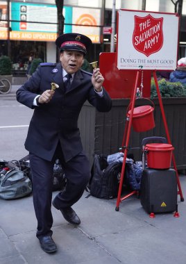 New York - 5 Aralık 2019: Kurtuluş Ordusu askeri Manhattan şehir merkezinde tatil sezonunda koleksiyonlar için gösteri yapıyor. Bu Hıristiyan örgütü, 126 ülkede faaliyet gösteren hayır işleriyle tanınıyor.